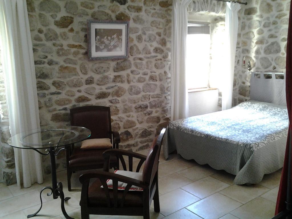 Le Mas De La Musardiere Chambres D Hotes Les Assions Rom bilde